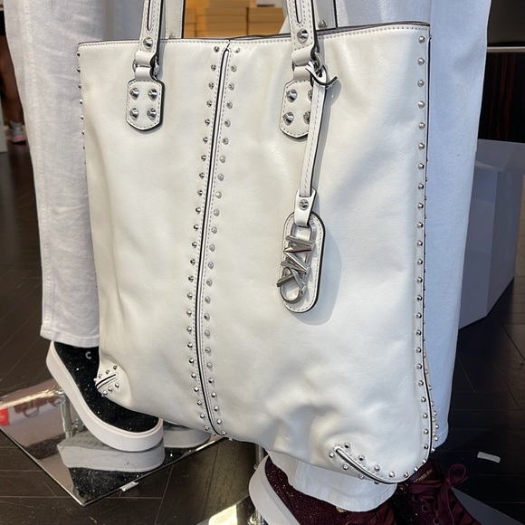 Michael Kors Astor Large Studded Leather
N/S Tote Bag Handbag Optic
NWT - Picture 16 of 16